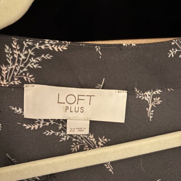 LOFT Plus Size 22 wrap blouse. Grey with leaf print. Excellent Condition. - Picture 2 of 3